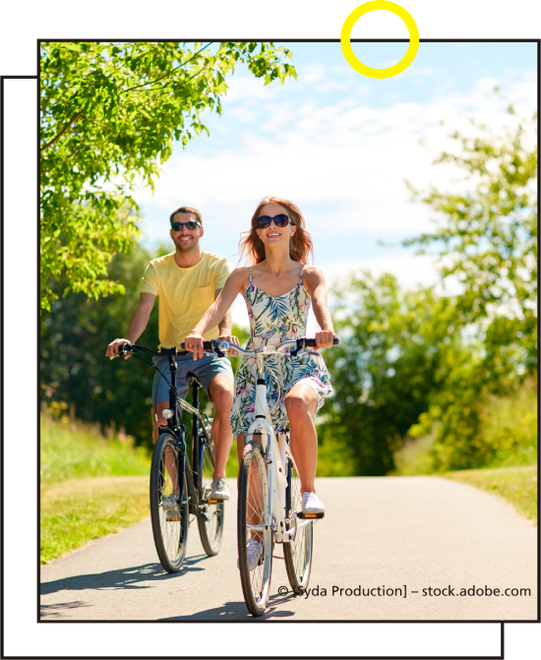 Paar fährt Fahrrad in Natur