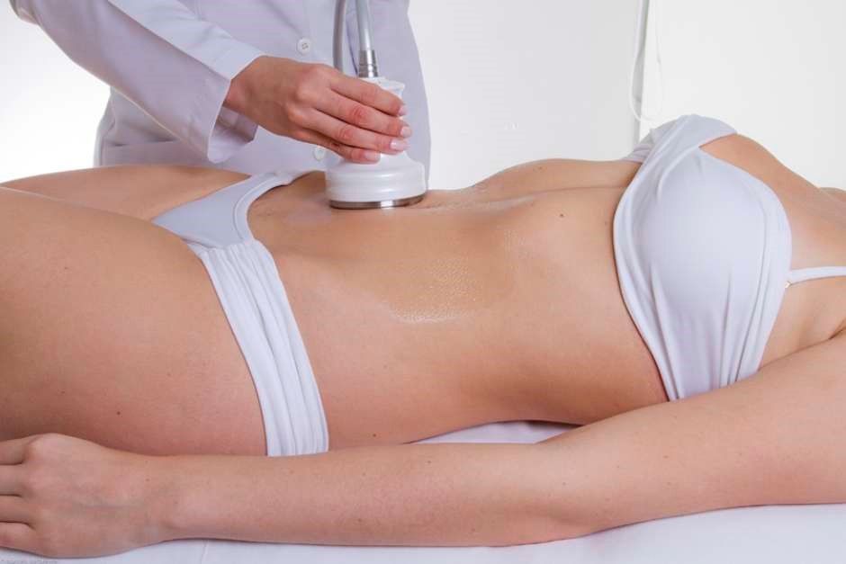 Eine Person, die auf einer weissen Liege liegt und eine Hot-Stone-Massage erhält.