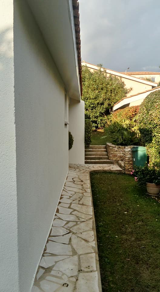 Peinture blanche mur d'une maison