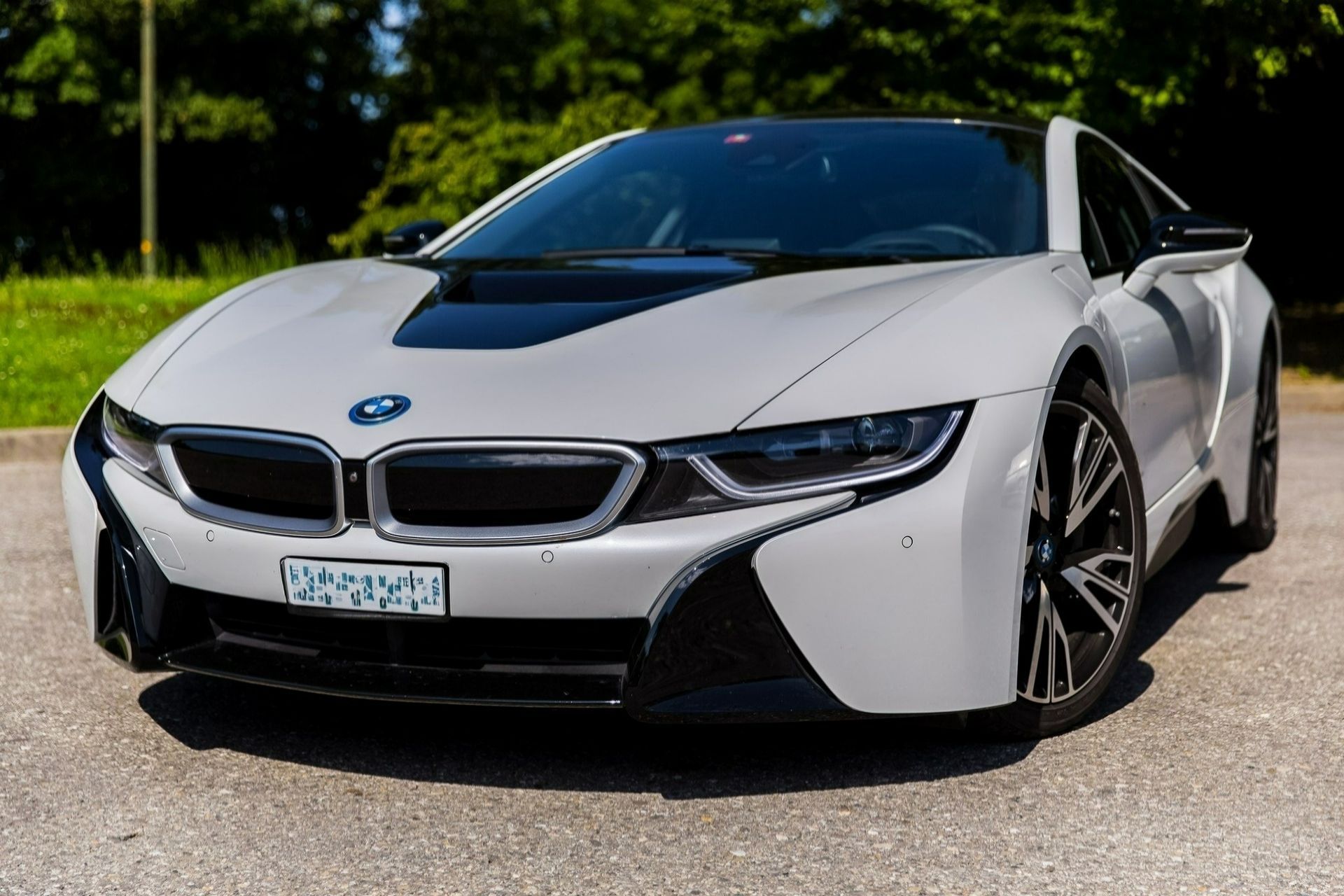 BMW i8 blanche, voiture de sport, garée à l'extérieur par une journée ensoleillée