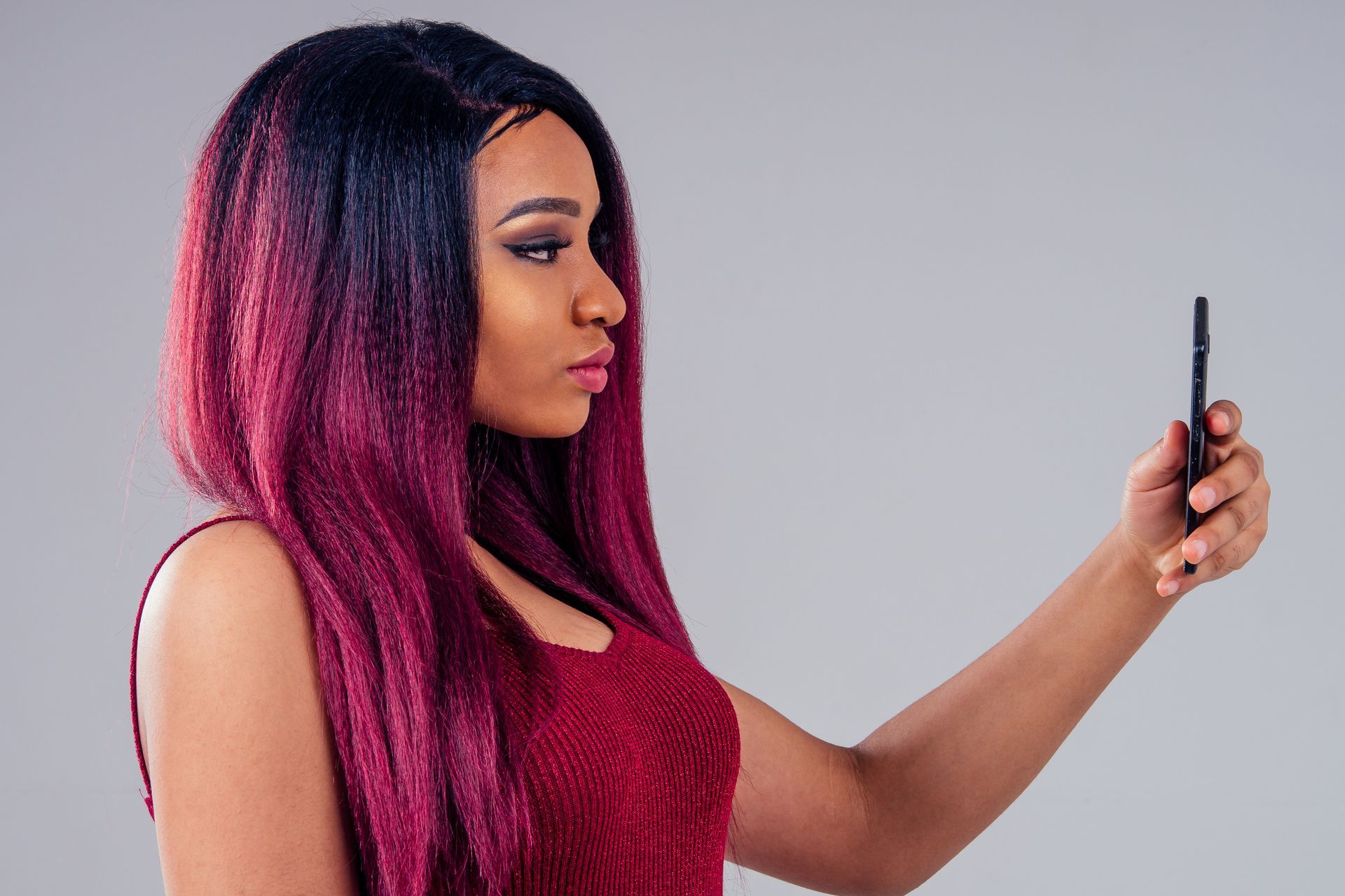 Une femme avec une perruque rose et noire