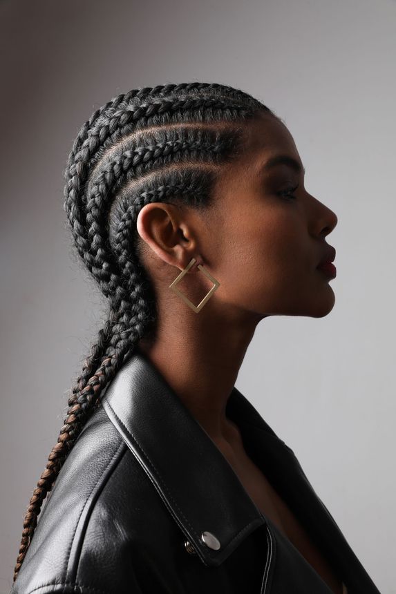 Une femme de profil avec des tresses