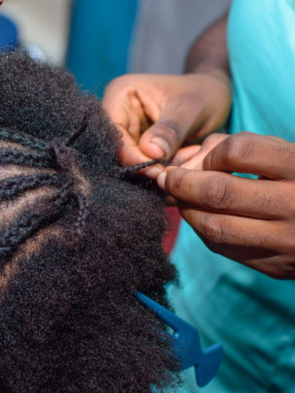 Une coiffure en cours de tissage