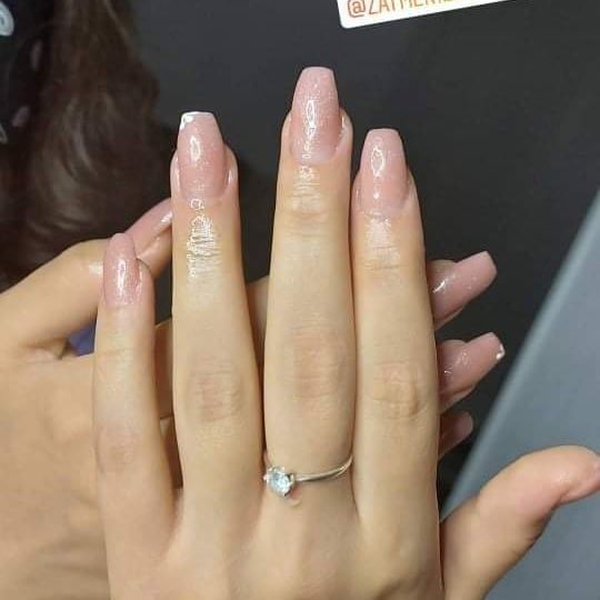 Des mains avec manucure