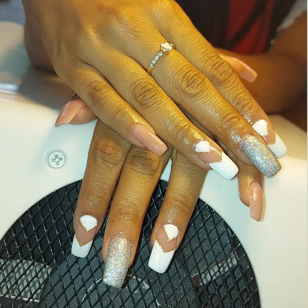 Des mains avec des ongles blancs