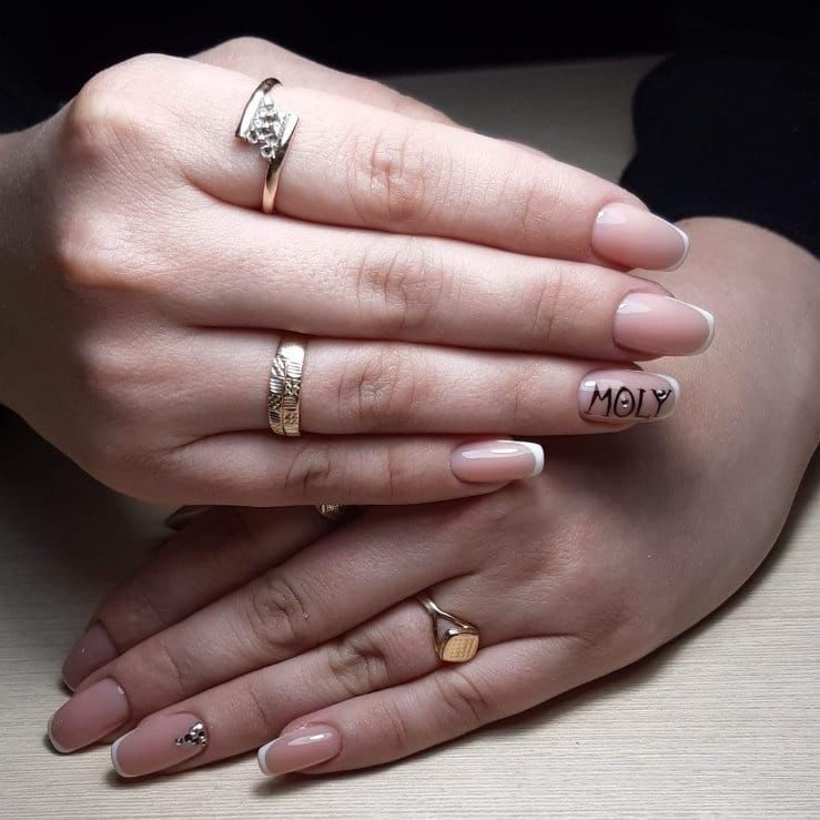 Des mains avec un ongle sur lequel est inscrit Moly