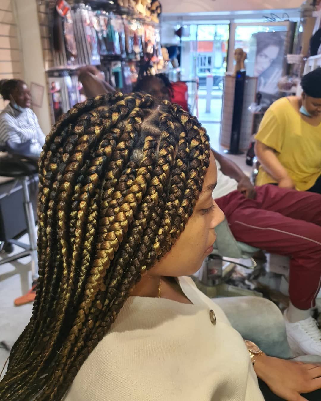 Une femme avec des tresses dorées