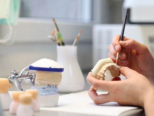 Hammaslaboratorion työntekijä