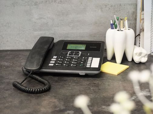 Hammaslaboratorion työpöytä