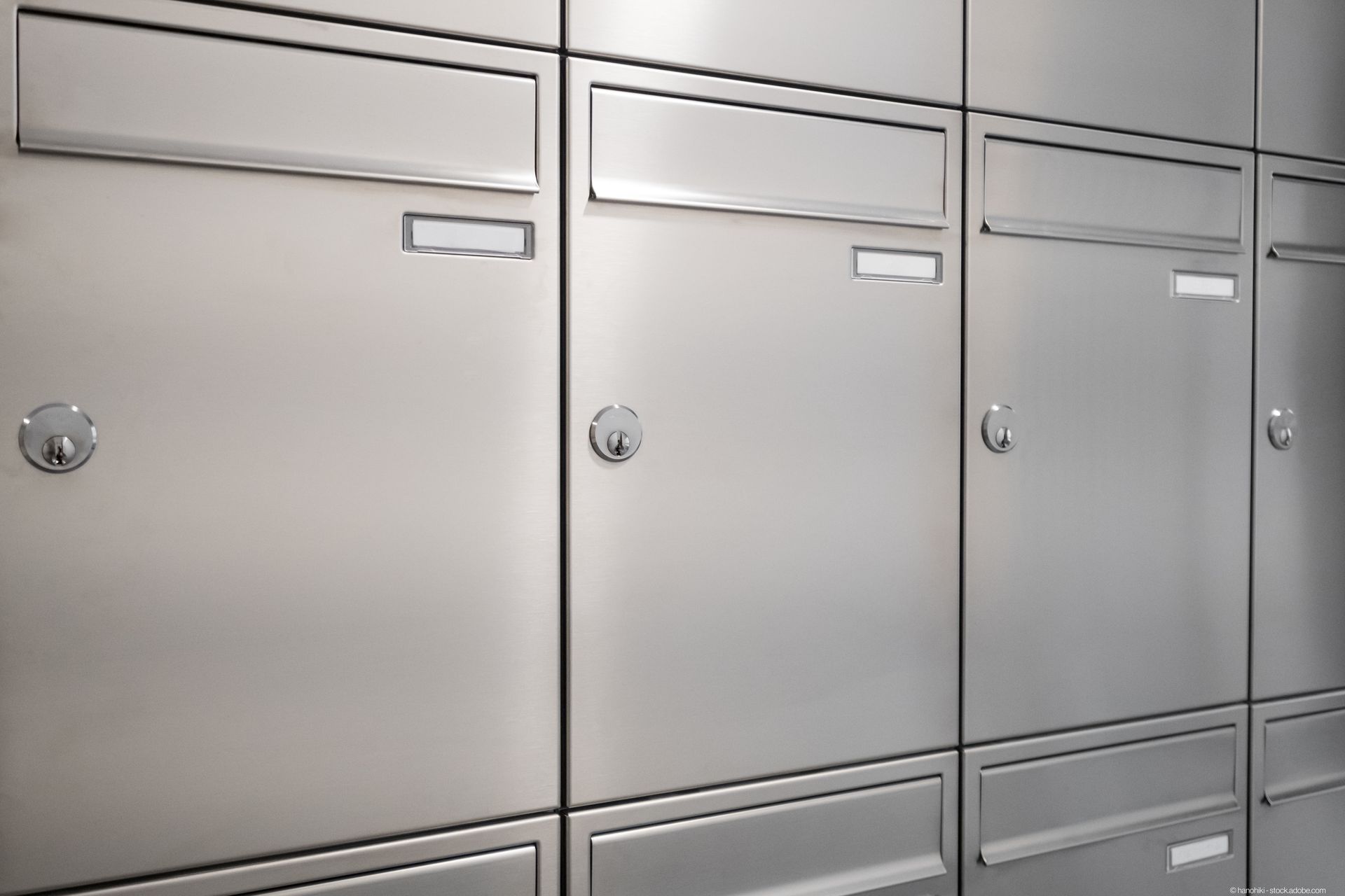 Briefkästen aus silber glänzendem Edelstahl