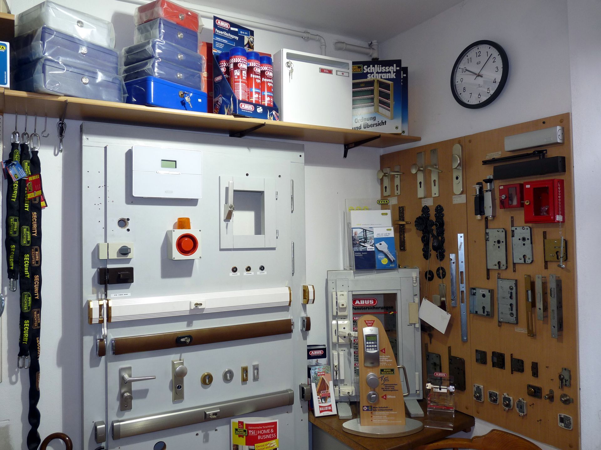 Goldene Möbelschlüssel und Schlüssellöcher Verzierung