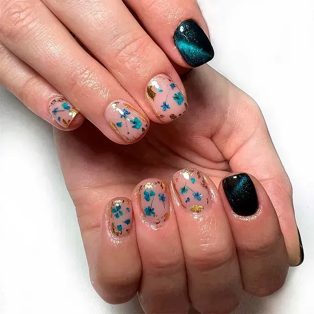 Un primer plano de las uñas de una persona con un diseño de ojo de gato.