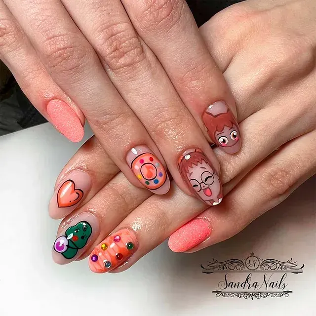 Un primer plano de las uñas de una persona con un diseño de dibujos animados en ellas.