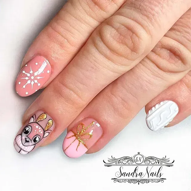 Un primer plano de las uñas de una mujer con el nombre Sandra Nails.