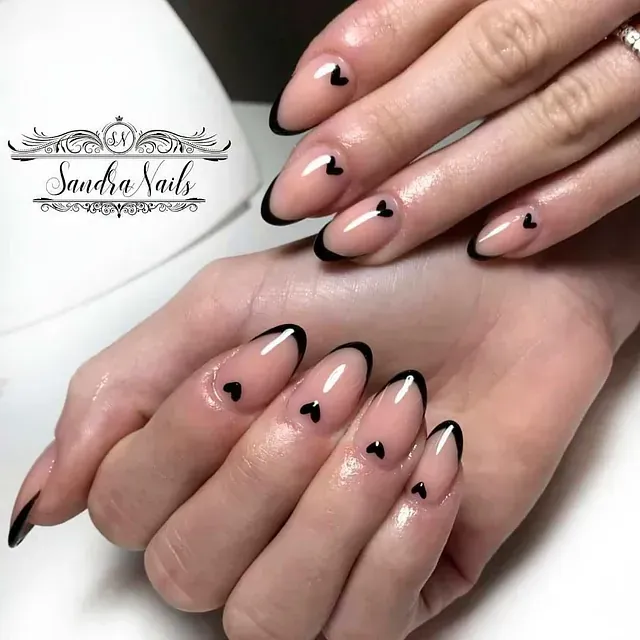 Un primer plano de las uñas de una mujer con un logotipo de Sandra Nails.