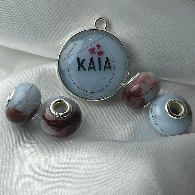 Un collar con el nombre Kaia.