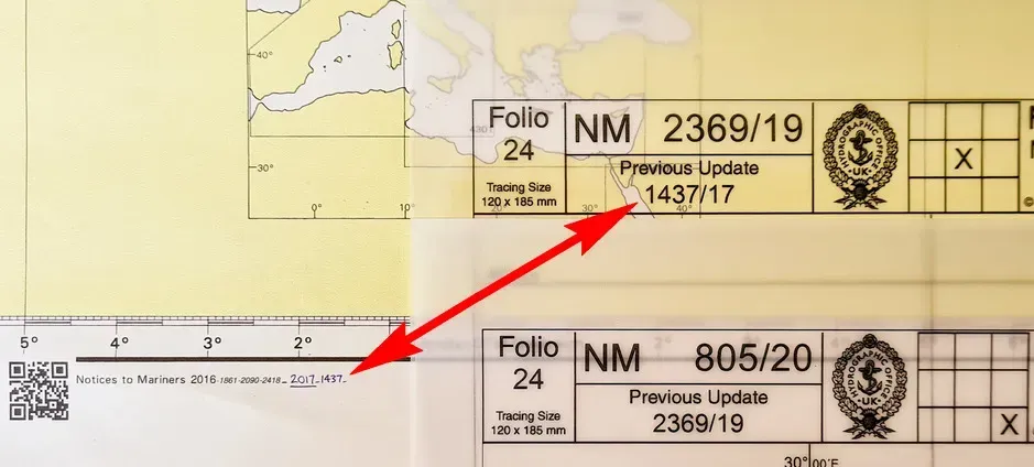 Una flecha roja apunta desde una pequeña etiqueta de texto en una carta náutica al campo 