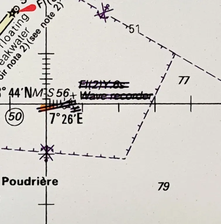 Carta náutica que muestra un registrador de olas, marcas de profundidad y coordenadas cerca de la zona de Poudrière.