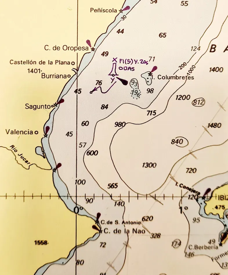 Carta náutica de la costa occidental del Mediterráneo, cerca de Valencia, con curvas de nivel de profundidad, poblaciones e islas cercanas a la costa.