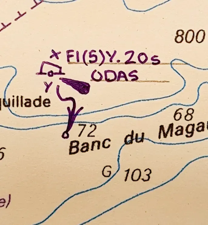 Símbolo náutico de una boya amarilla ODAS con luz intermitente, situada cerca del banco de arena 