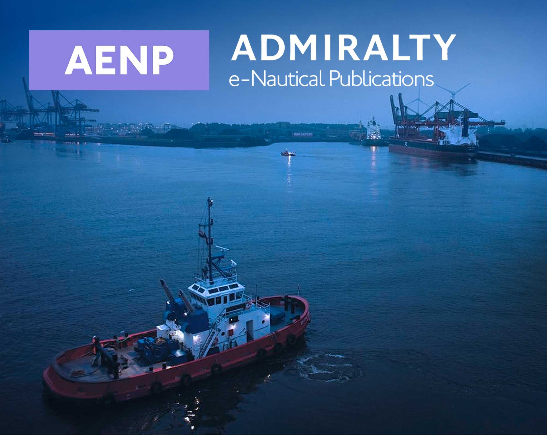 Un remolcador rojo navega por las oscuras aguas del puerto, con grandes buques de carga y grúas al fondo, bajo el logotipo de AENP.