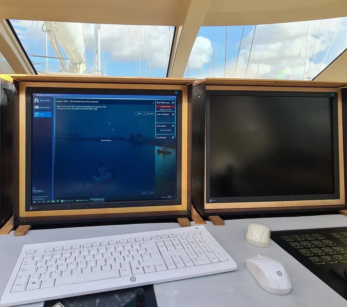 Persona usando un destornillador en la cerradura de una puerta. Hay un llavero con llaves en la cerradura.