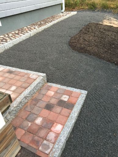 Omakotitalon pihalle rakennettu siisti kivetys