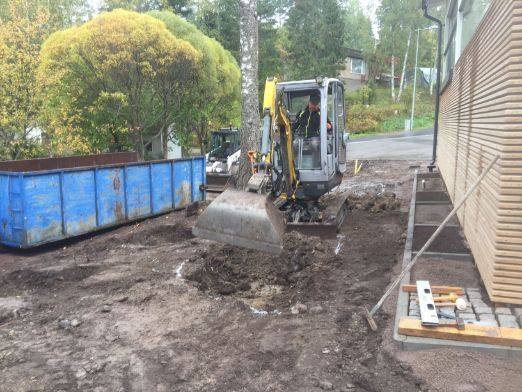 Omakotitalon pihaa rakennetaan