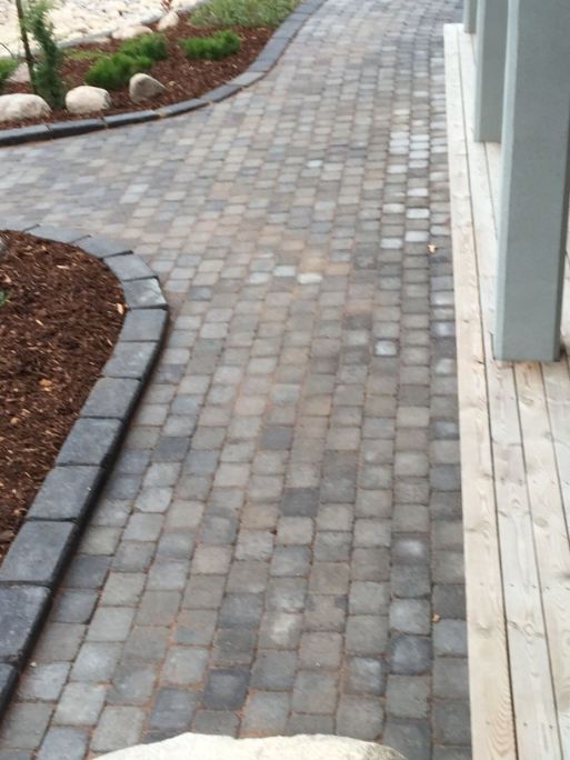 Tyylikäs kivetys rakennuksen pihalla