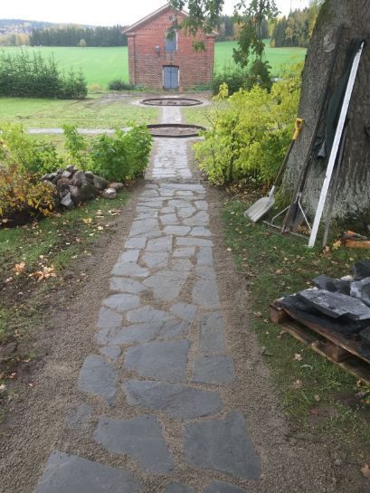 Vanhaan tiilirakennukseen johtava tyylikäs kivetys