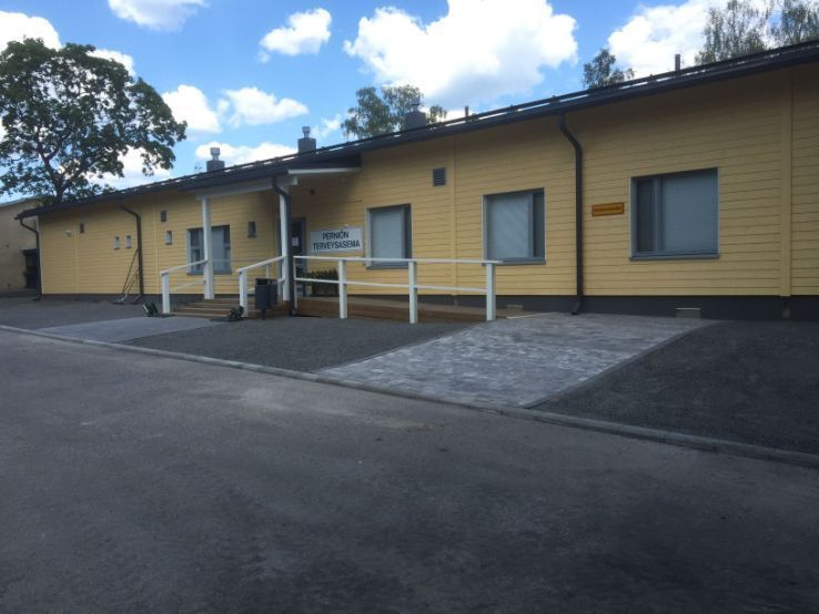 Siististi rakennettu piha-alue terveyskeskuksen edustalla