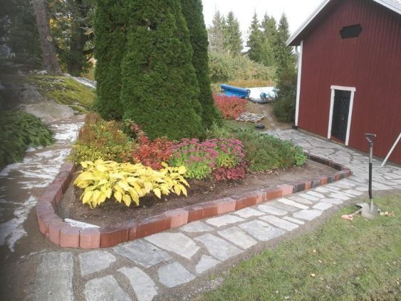 Kesäinen puutarha vapaa-ajan asunnon pihalla