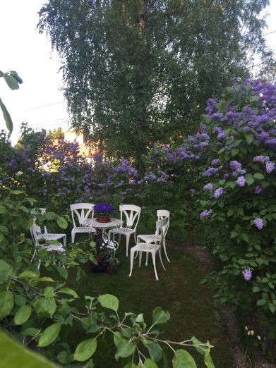 Tunnelmallinen pöytäryhmä puutarhassa