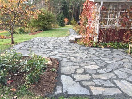 Perinteikäs kivetys vapaa-ajan asunnon pihalla