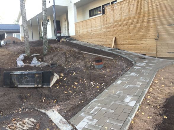 Kivetystä rakennetaan omakotitalon pihalle