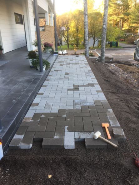 Omakotitaloon rakennetaan pihakivetystä