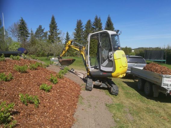 kaivinkonetöitä puutarhassa