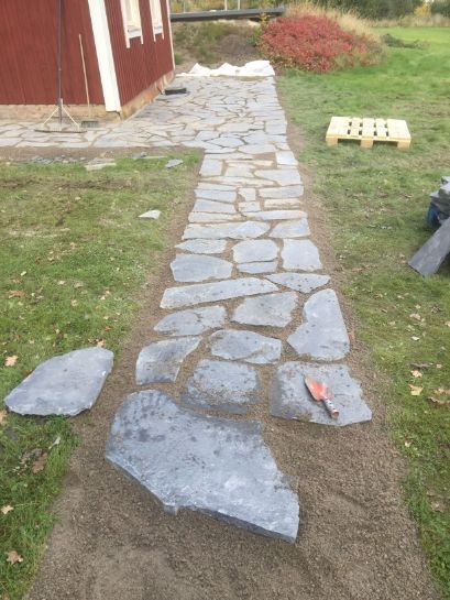 pihalaatoitusten asentaminen