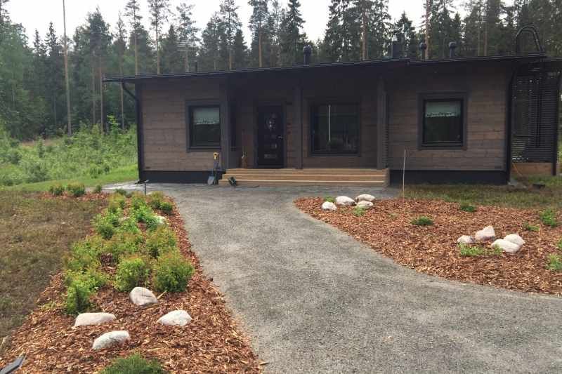 Vapaa-ajan asunnon tyylikkäästi suunniteltu pihapiiri