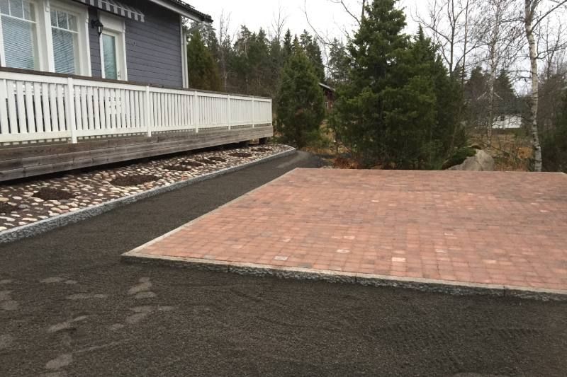  Omakotitalon pihalle tehty kivetys