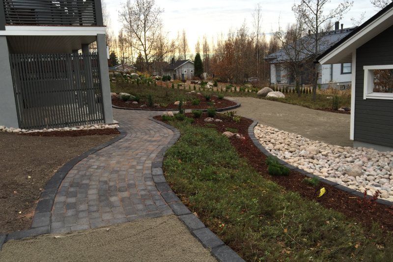 Omakotitalon arvokkaasti suunniteltu piha