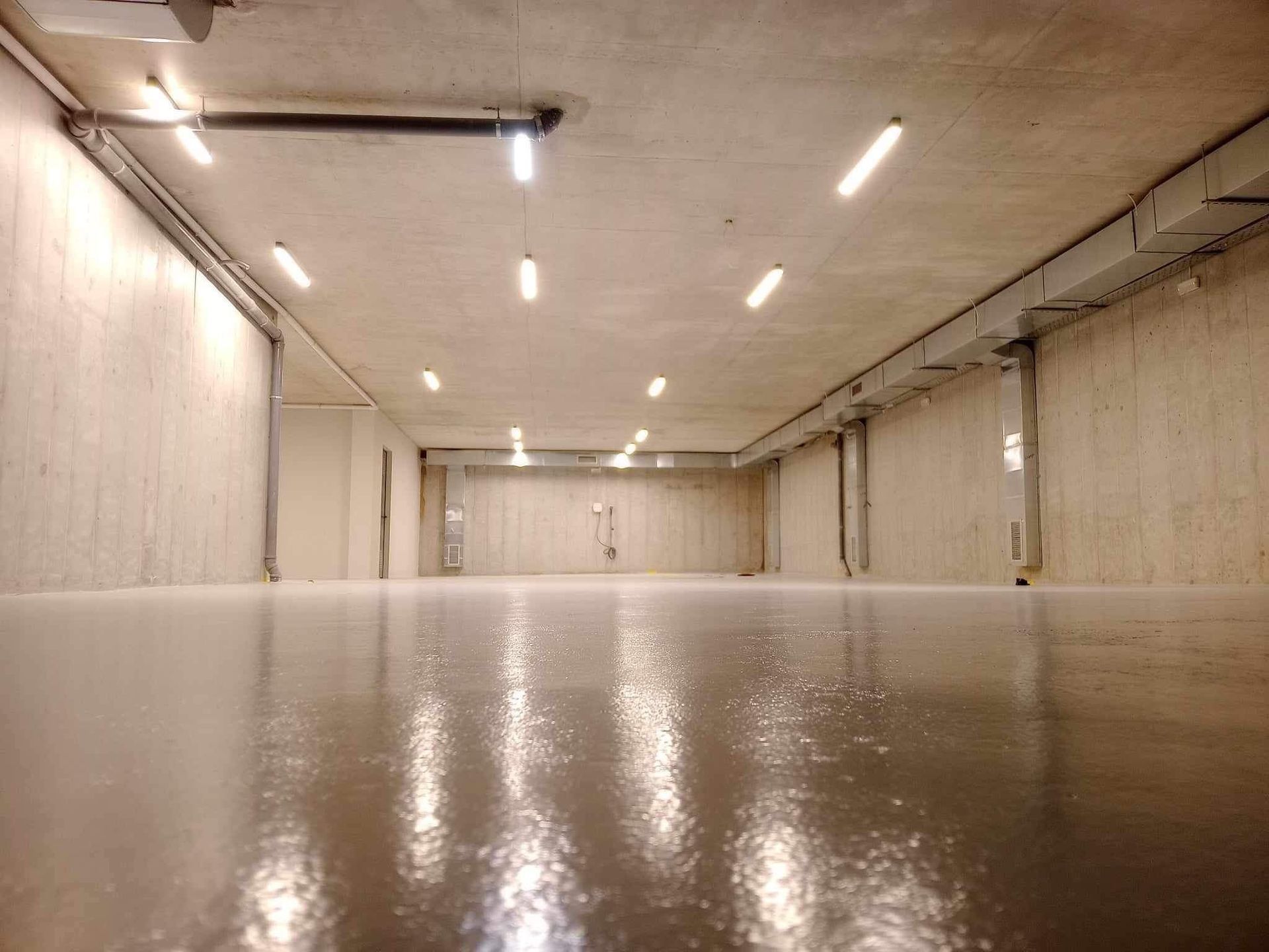 καλωδίωση φωτισμού σε υπόγειο κτηρίου