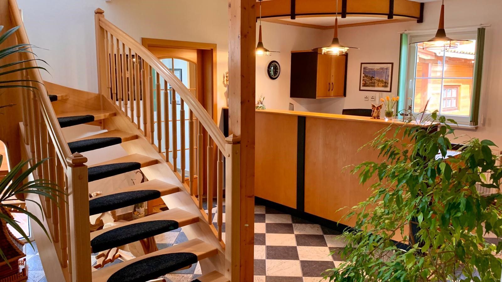 Eine Holztreppe, die in den zweiten Stock eines Hauses führt