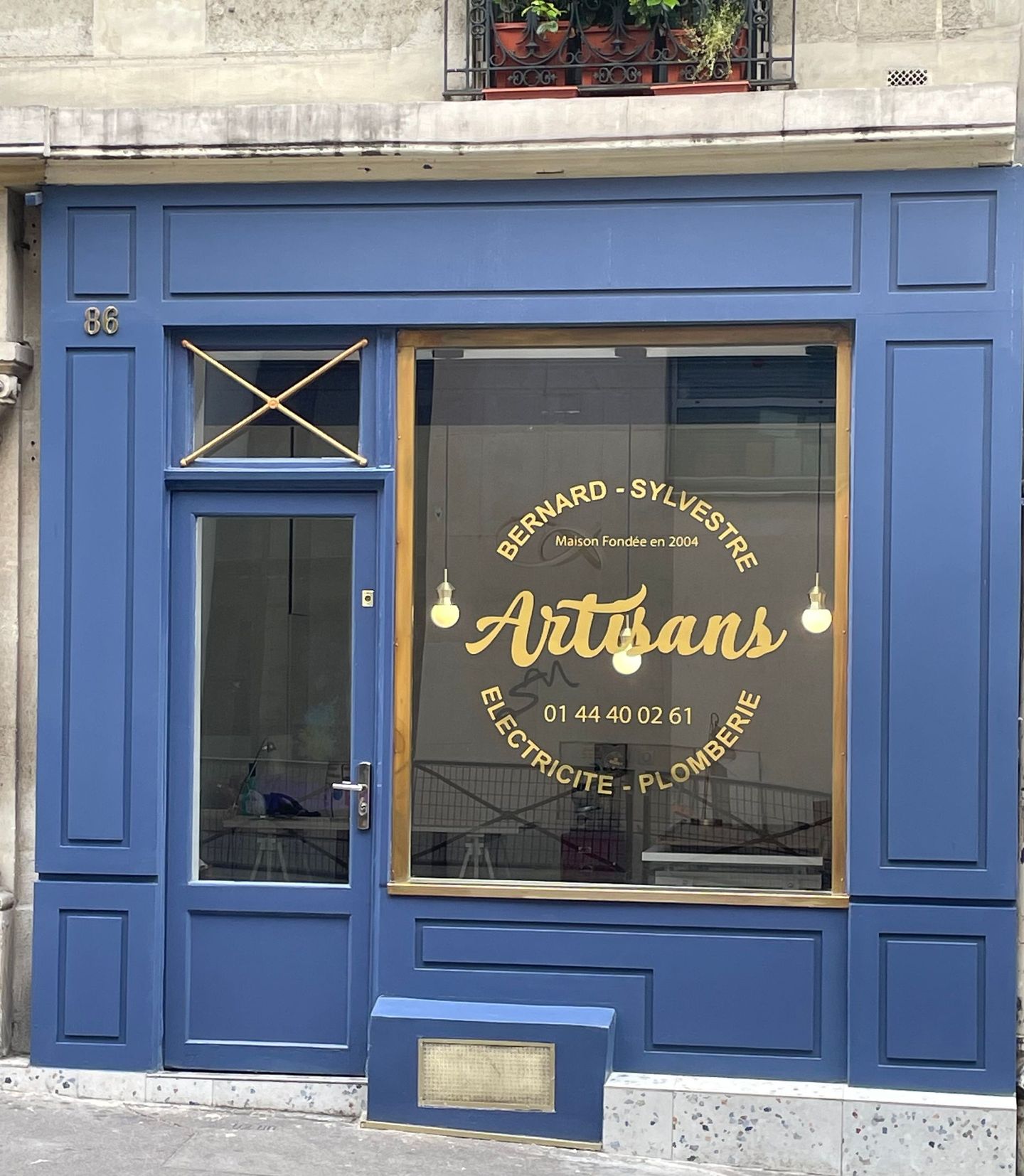 Boutique de plomberie-électricité couleur bleu et doré au 86 rue Marcadet Paris 18-Artisans-Bernard-et Sylvestre