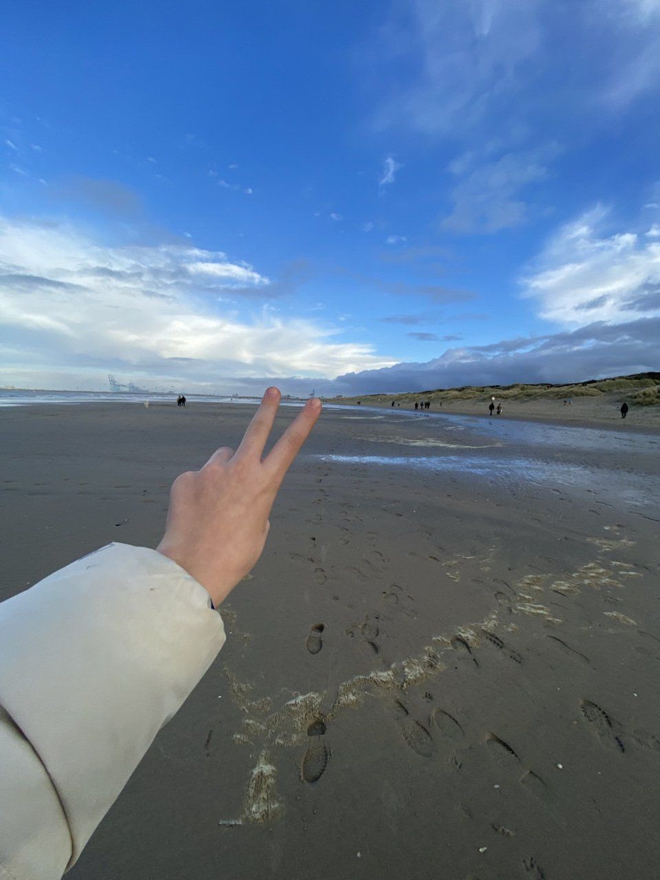 dikke jas op het strand