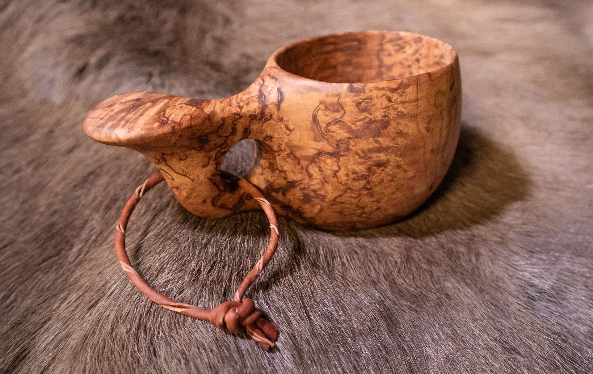 Visakoivuinen kuksa yhdellä reiällä