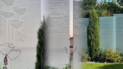 Glaskugel auf Steinen