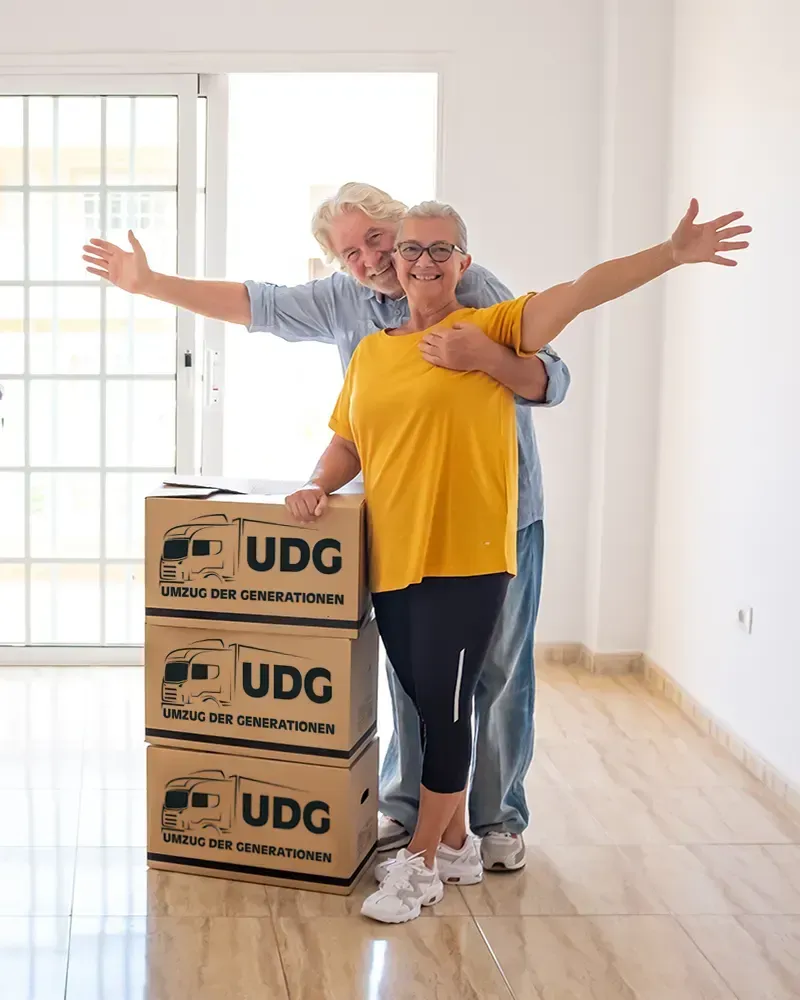Zwei Senioren mit Umzugskartons von Umzug der Generationen Zwei Senioren mit Umzugskartons von Umzug der Generationen