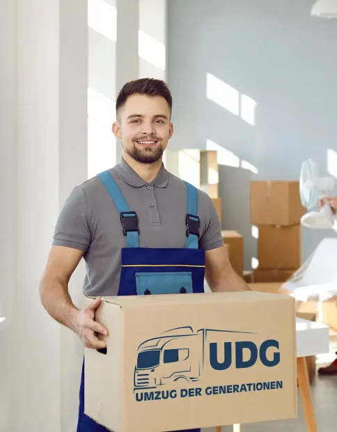 Ein Mann mit einem Umzugskarton von Umzug der Generationen Ein Mann mit einem Umzugskarton von Umzug der Generationen