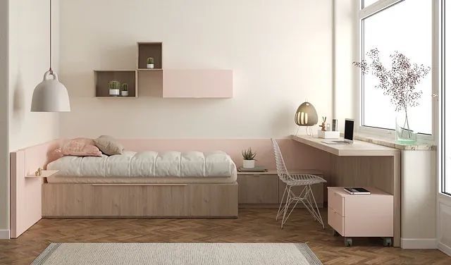 Un dormitorio con cama, escritorio, silla y ventana.